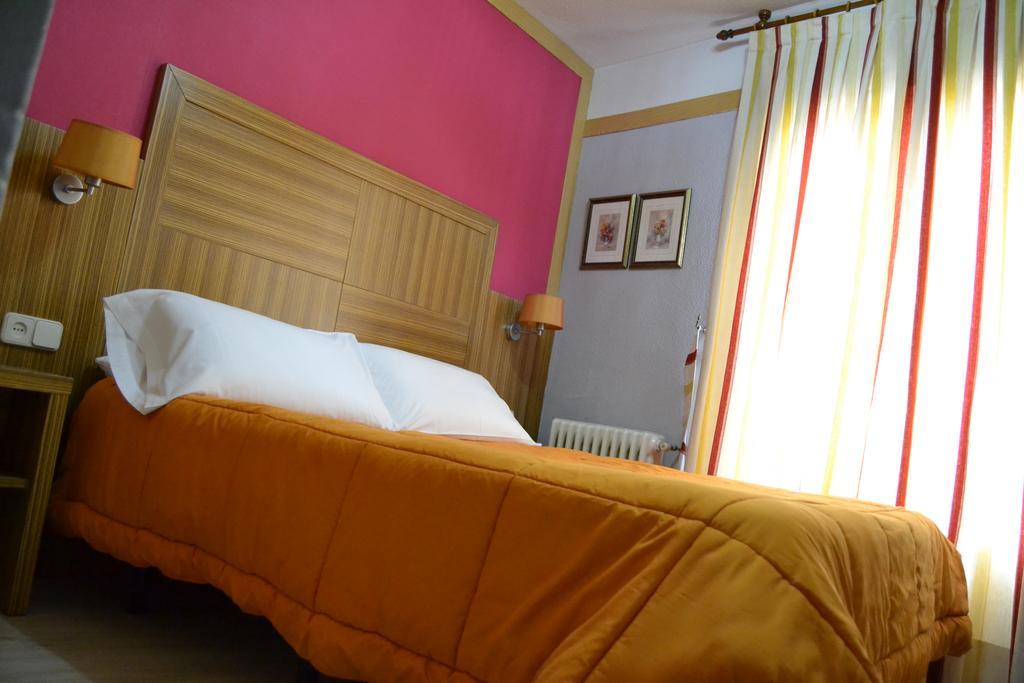 Hostal Don Juan I Alcalá de Henares Eksteriør bilde